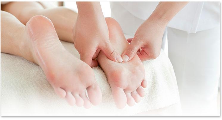 zdjęcie przedstawiające masaż stóp