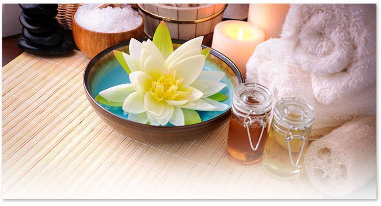 zdjęcie przedstawiające kwiat lotosu i olejki do masażu